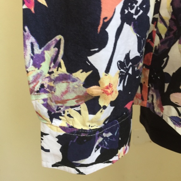 Floral button down blouse - Picture 4 of 8